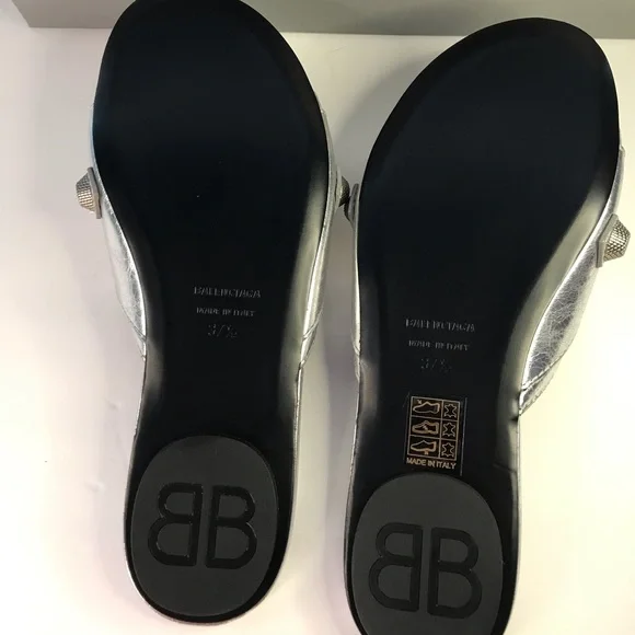 New Authentic BALENCIAGA
Cagole embellished metallic textured-leather sandals - Picture 12 of 15